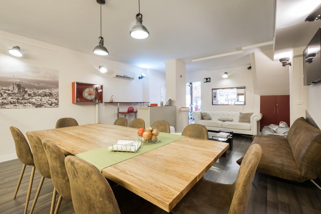 Barcelona & You Hostel Sagrada Familia Bagian luar foto