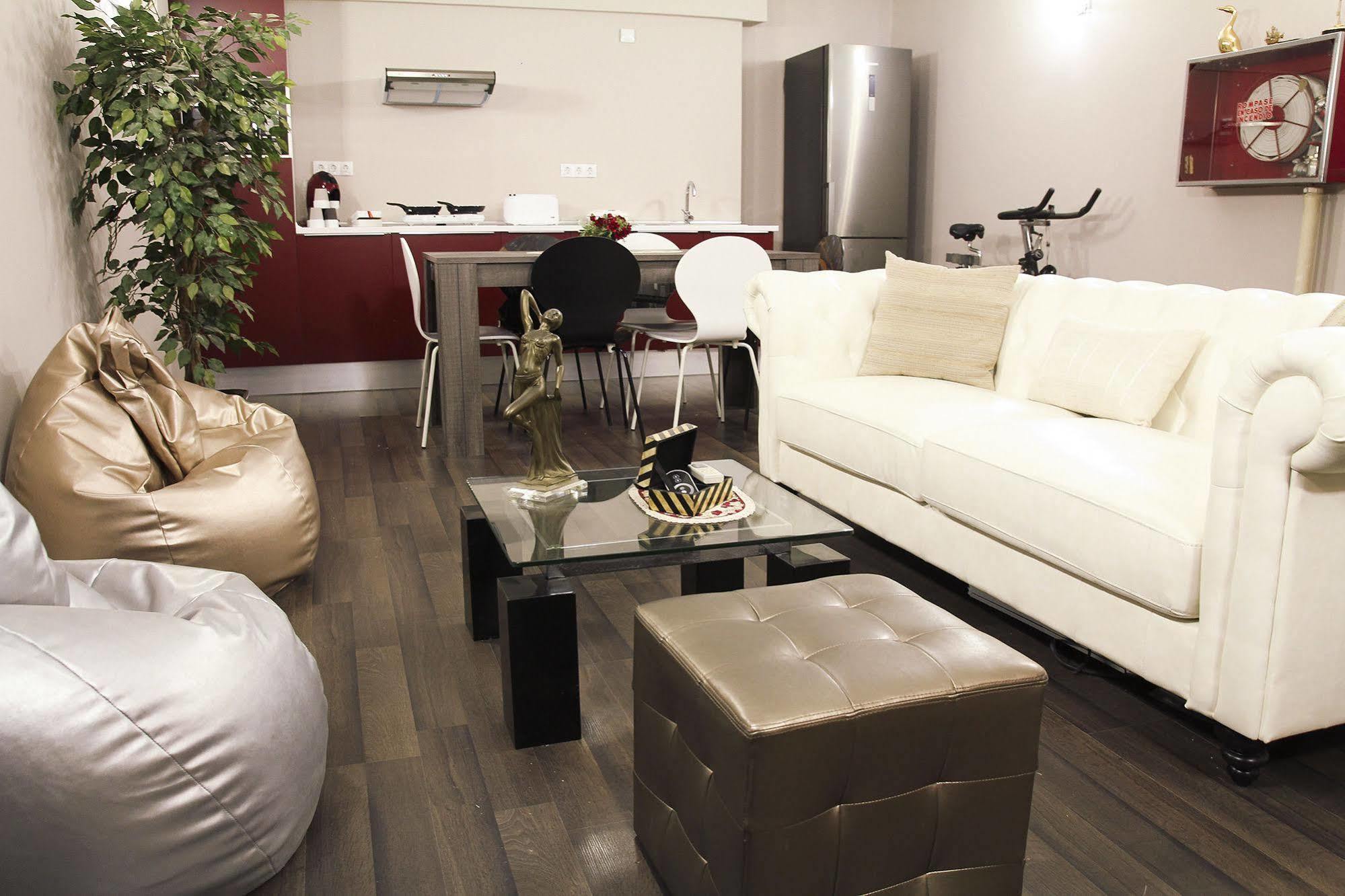 Barcelona & You Hostel Sagrada Familia Bagian luar foto